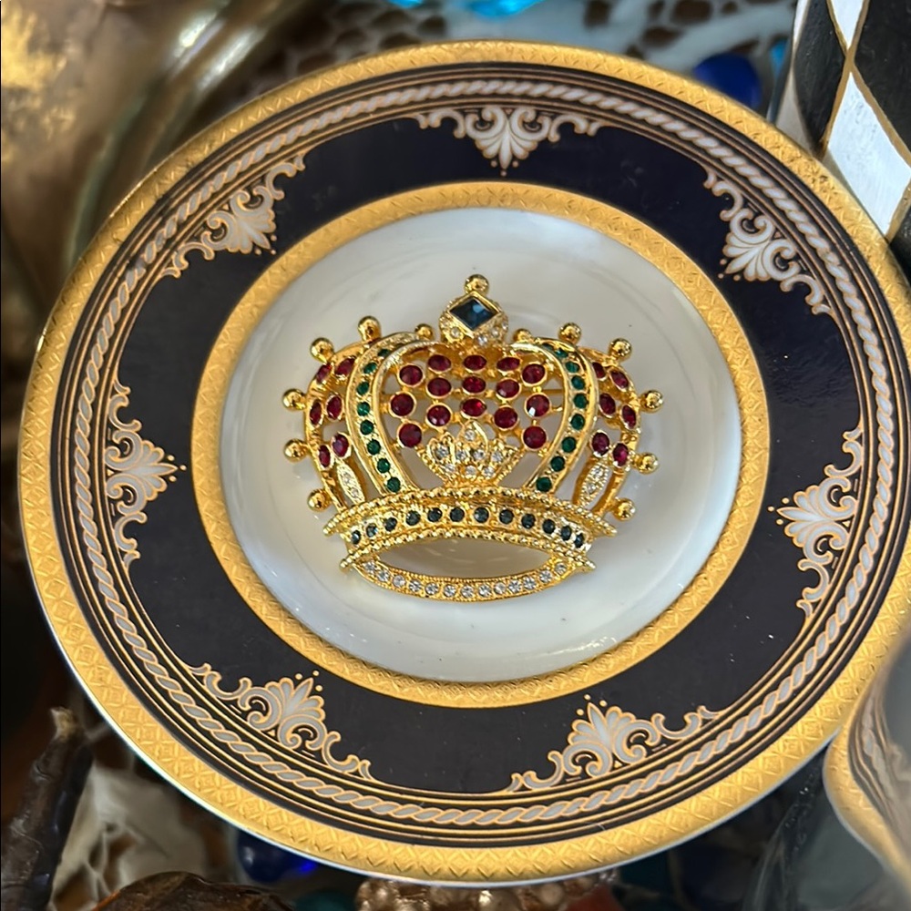 Vintage Kjl Kenneth J Lane Crown Brooch - image 2